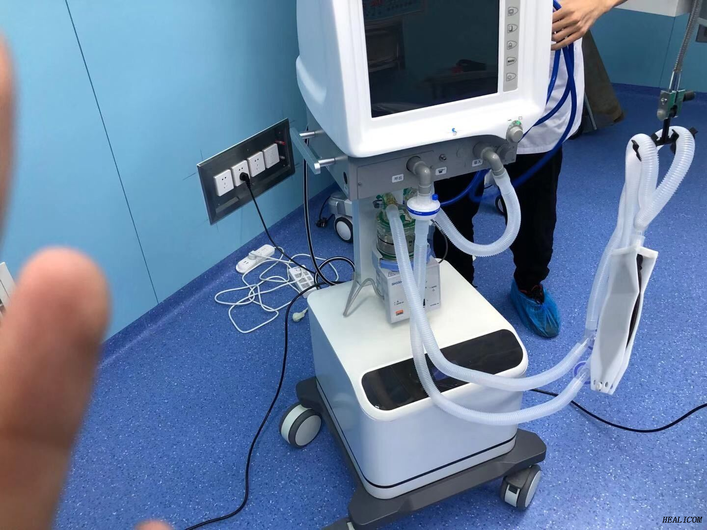 HS-1100 Medical Surgical Hospital Equipment Mobile Trolley Breathing Machine ICU Ventilator Machine for Human or Infant Use